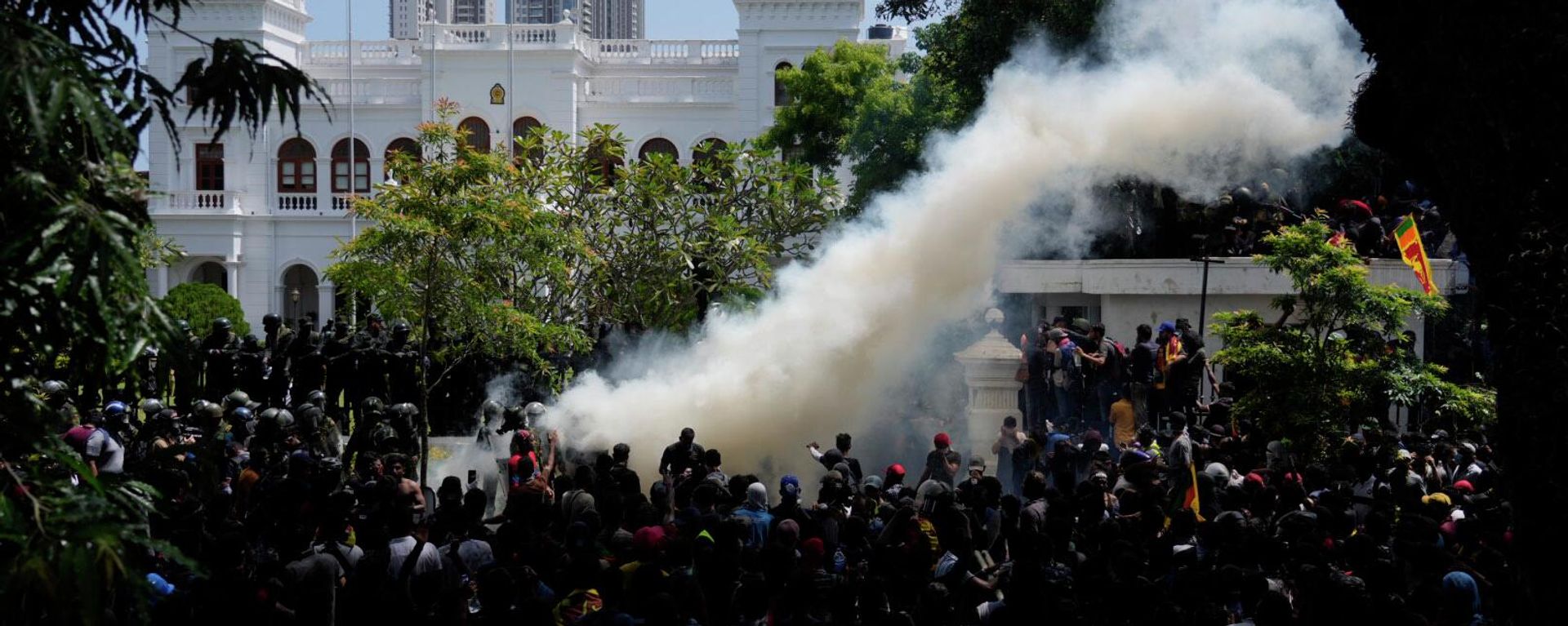 Police use teargas as Sri Lankan protesters storm the compound of prime minister Ranil Wickremesinghe 's office, demanding he resign after president Gotabaya Rajapaksa fled amid economic crisis in Colombo, Sri Lanka, Wednesday, July 13, 2022 - Sputnik International, 1920, 13.07.2022