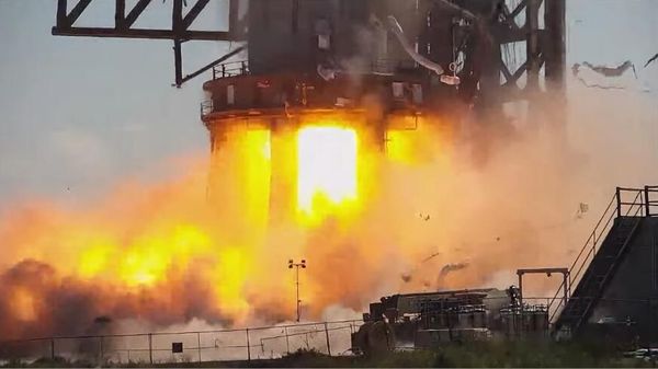 SpaceX Tests Super Heavy Booster 7, Results in Explosion and Pad Fire - Sputnik International