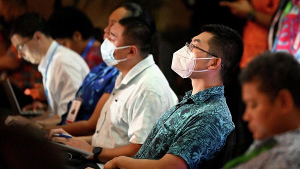 Two officias from the Chinese Embassy (2/R) and (C) listen to US Vice-President Kamala Harris speak via video-link to the Pacific Islands Forum (PIF) in Suva on July 13, 2022 - Sputnik International