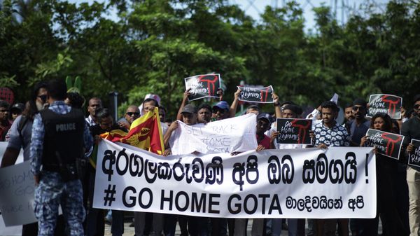 Sri Lankans living in the Maldives stage a demonstration in Male on July 13, 2022, to protest for the arrival of former President Gotabaya Rajapaksa who is fleeing his own country after thousands of protesters overran his official residence accusing him of responsibility for Sri Lanka's worst economic crisis - Sputnik International