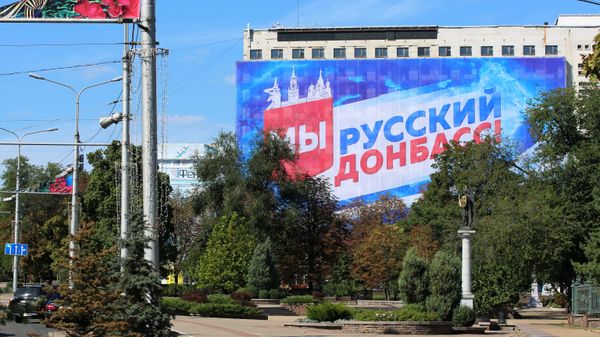 Banner with the inscription We are Russian Donbass! On a building in Donetsk - Sputnik International