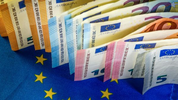 Euro banknotes are displayed next to an European Union flag, in Lille, on March 22, 2019 - Sputnik International