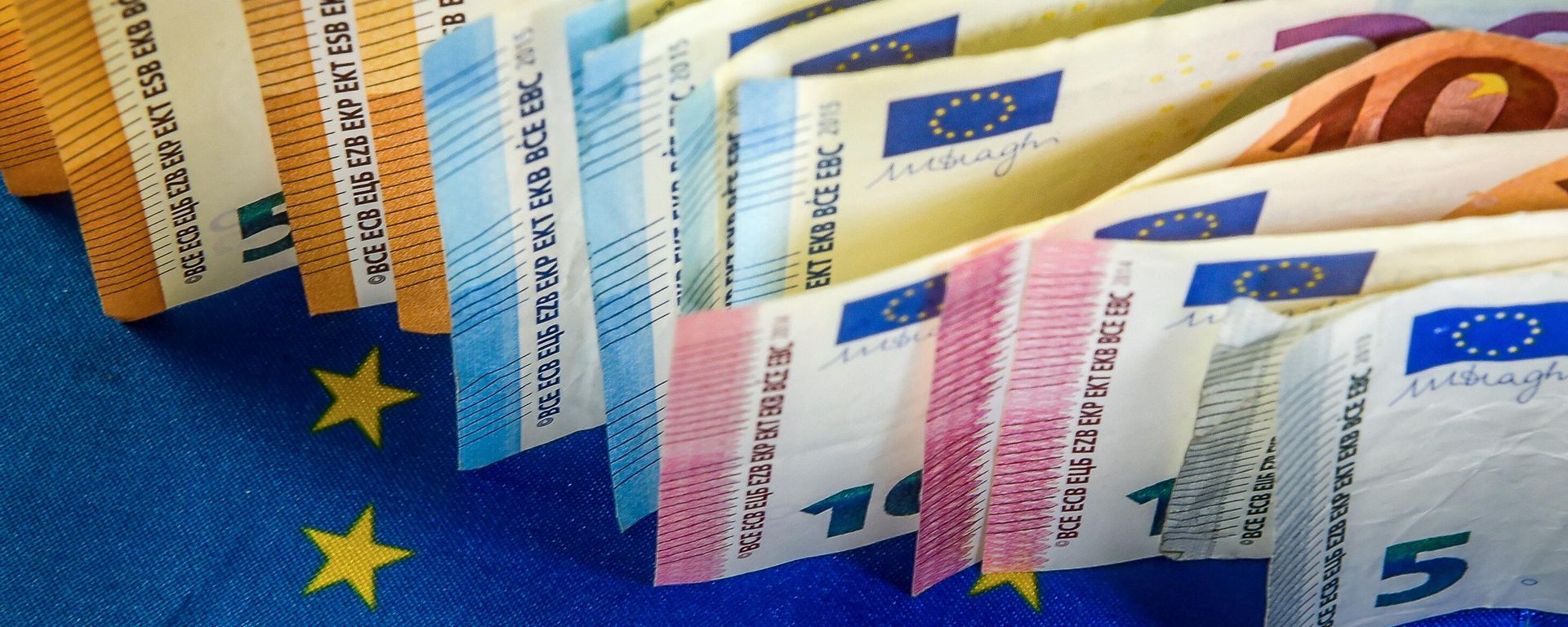 Euro banknotes are displayed next to an European Union flag, in Lille, on March 22, 2019 Euro banknotes are displayed next to an European Union flag, in Lille, on March 22, 2019 - Sputnik International, 1920, 14.07.2022