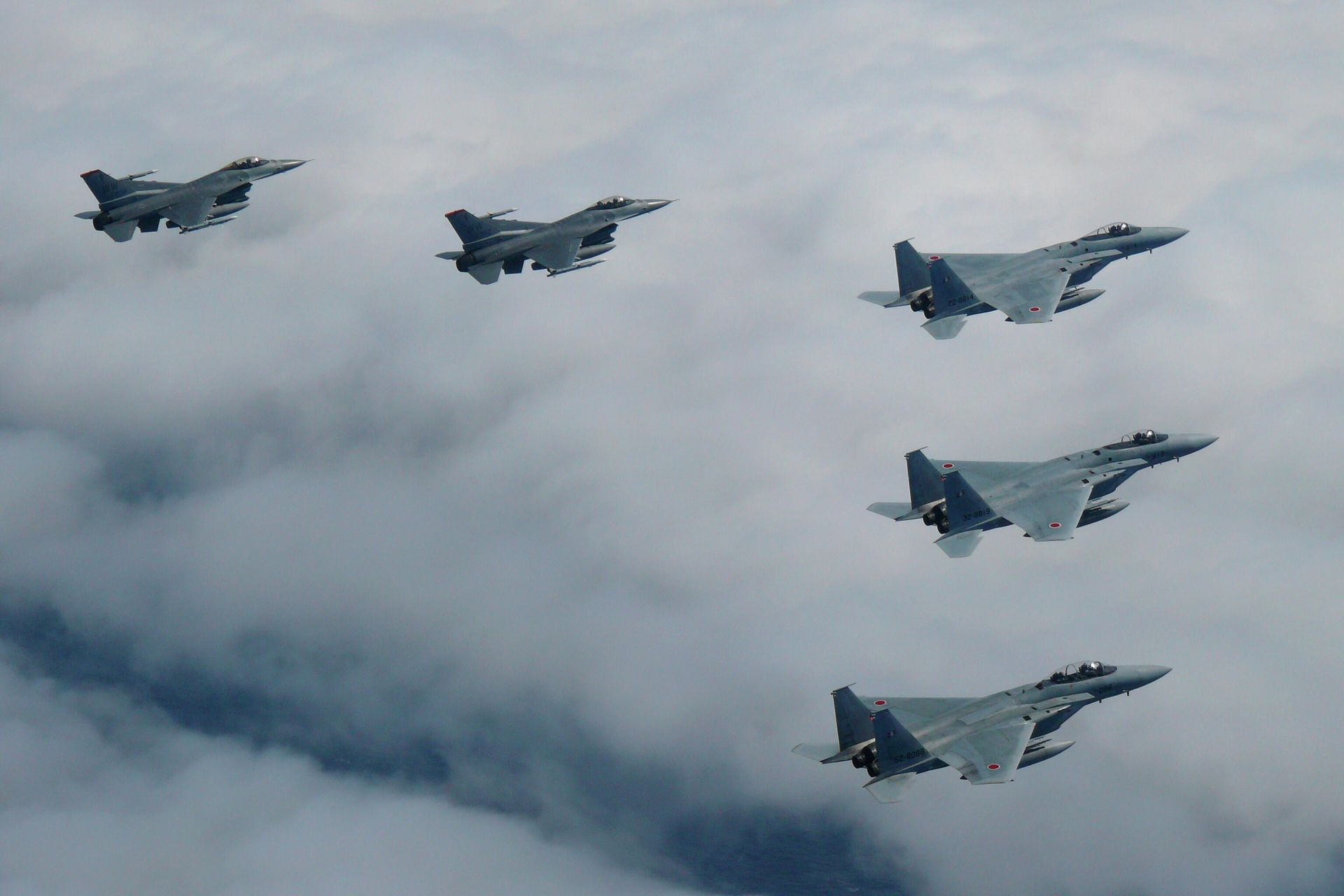 Japanese and U.S. joint fighter jets fly in formation over the Sea of Japan, Tuesday, June 7, 2022 - Sputnik International, 1920, 12.01.2023