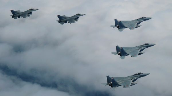 Japanese and U.S. joint fighter jets fly in formation over the Sea of Japan, Tuesday, June 7, 2022 - Sputnik International