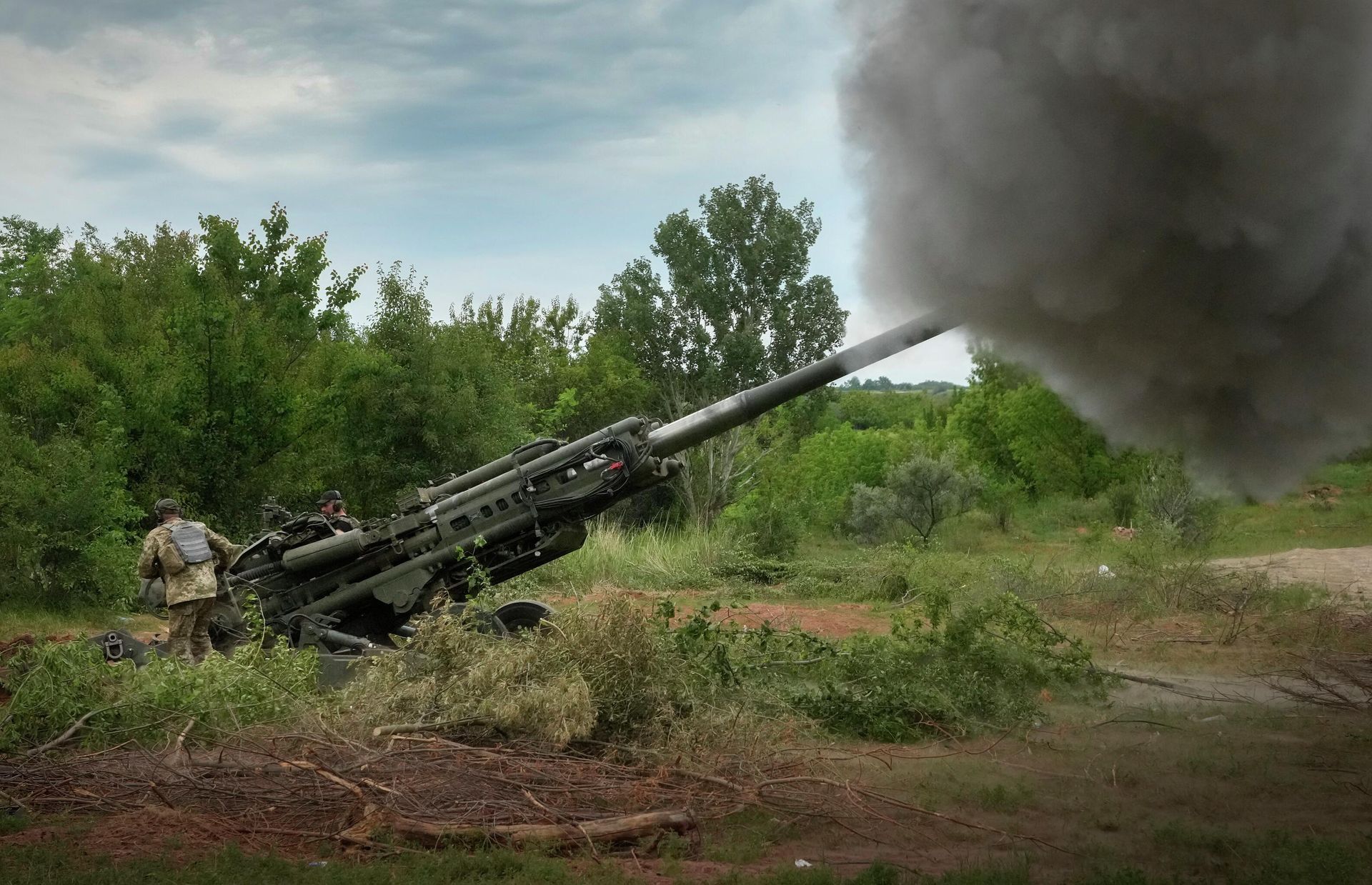 Ukrainian soldiers fire at Russian positions from a U.S.-supplied M777 howitzer - Sputnik International, 1920, 08.04.2023