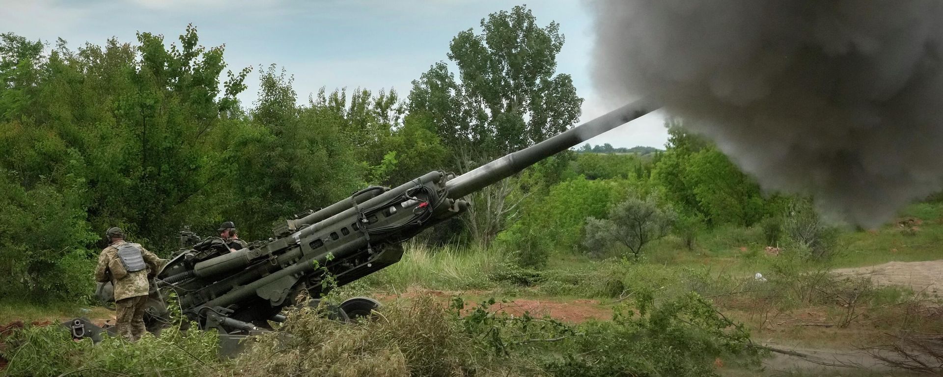 Ukrainian soldiers fire at Russian positions from a U.S.-supplied M777 howitzer - Sputnik International, 1920, 11.03.2023