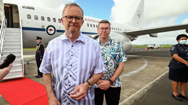 Australian Prime Minister Anthony Albanese, left, is met Pat Conroy, Australia's Minister for Defense Industry as he arrives in, Suva, Fiji, Wednesday, July 13, 2022. - Sputnik International