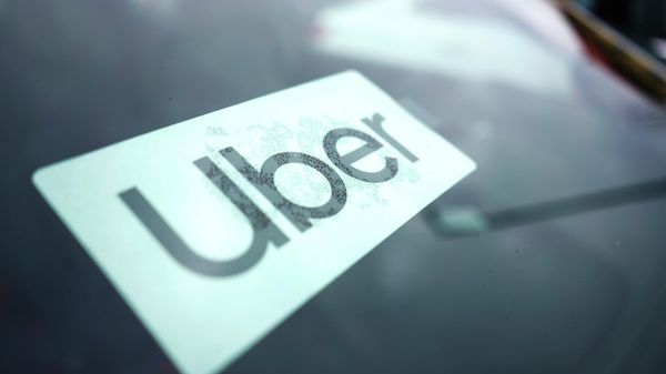 An Uber sign is displayed inside a car in Palatine, Ill., Thursday, Feb. 10, 2022. - Sputnik International