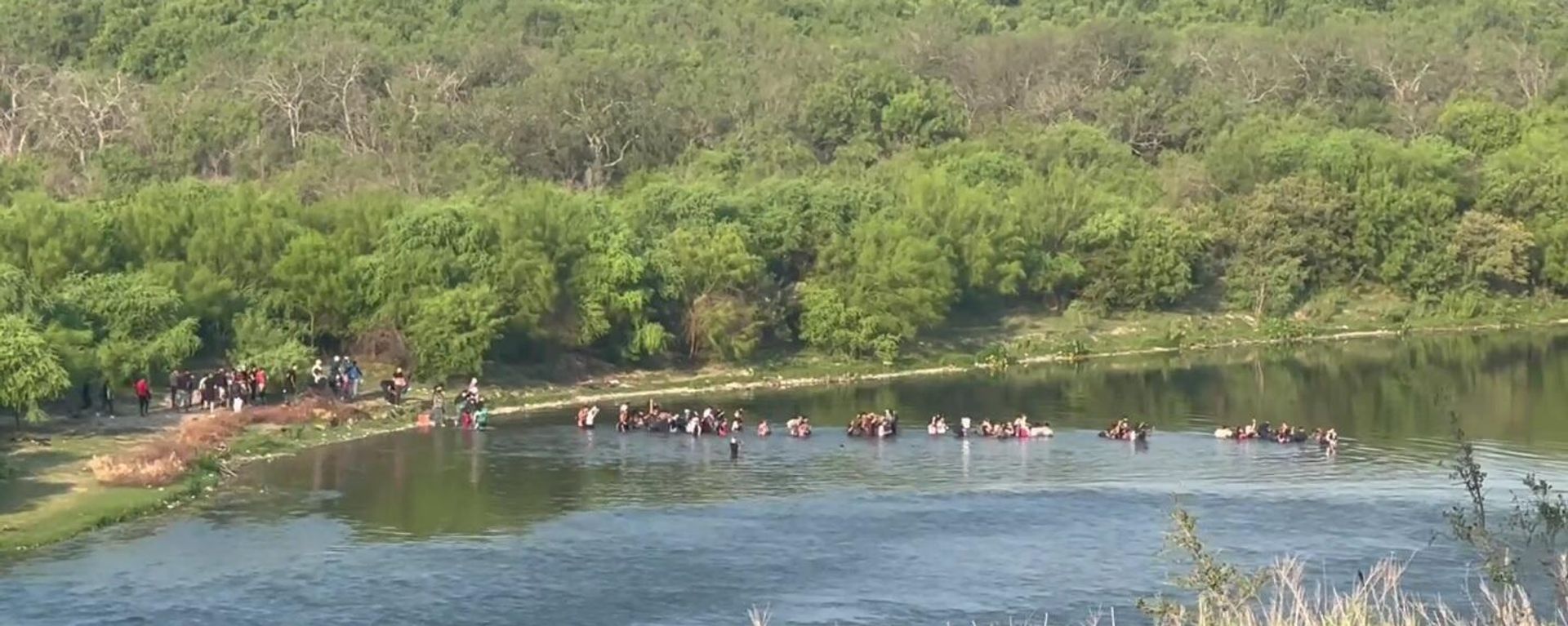 This is the moment the massive group first entered the water, led by a suspected cartel guide - Sputnik International, 1920, 14.07.2022