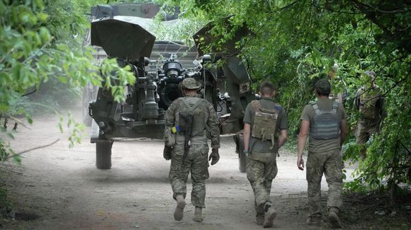 Ukrainian soldiers move a U.S.-supplied M777 howitzer into position to fire at Russian positions   - Sputnik International