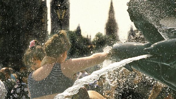 An unidentified mother gives her small child a freshening dip in one of the dolphin fountains in  London's Trafalgar square Saturday August 12, 1995 - Sputnik International