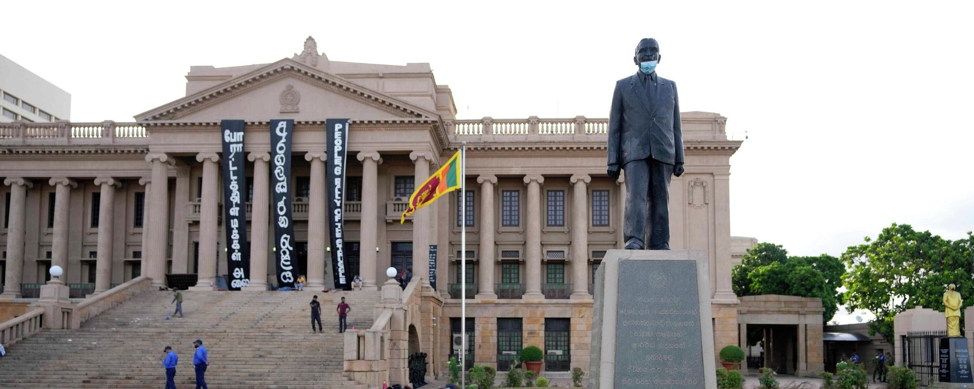 A protester sleeps under a statue in the compound of presidential secretariat in Colombo, Sri Lanka, Friday, July 15, 2022. - Sputnik International, 1920, 15.07.2022
