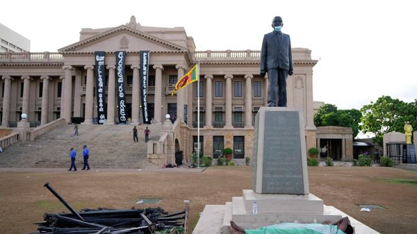 A protester sleeps under a statue in the compound of presidential secretariat in Colombo, Sri Lanka, Friday, July 15, 2022. - Sputnik International
