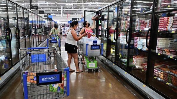 People shop for frozen food at a store in Rosemead, California on June 28, 2022 - Sputnik International
