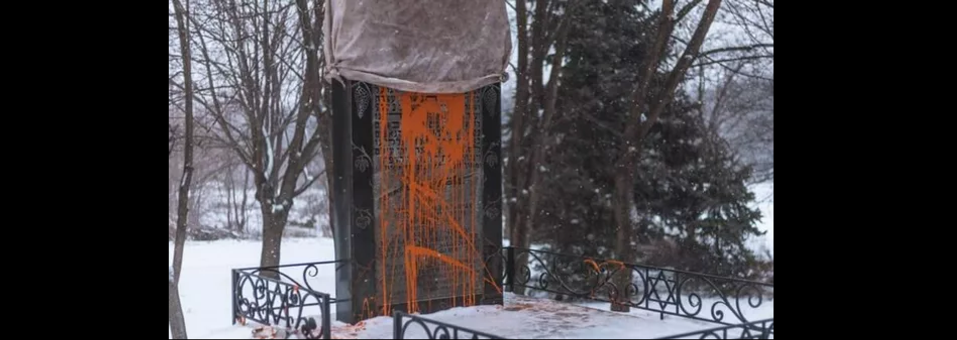 A desecrated memorial to Holocaust victims in Gagarin Park (Dniepropetrovsk). A desecrated memorial to Holocaust victims in Gagarin Park (Dniepropetrovsk). - Sputnik International, 1920, 16.07.2022