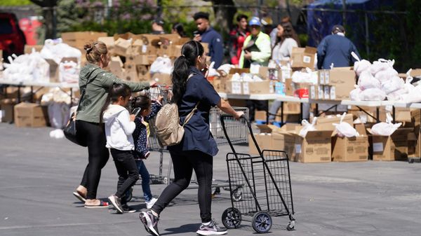 People arrive for a food bank distribution by the Utah Food Bank  - Sputnik International