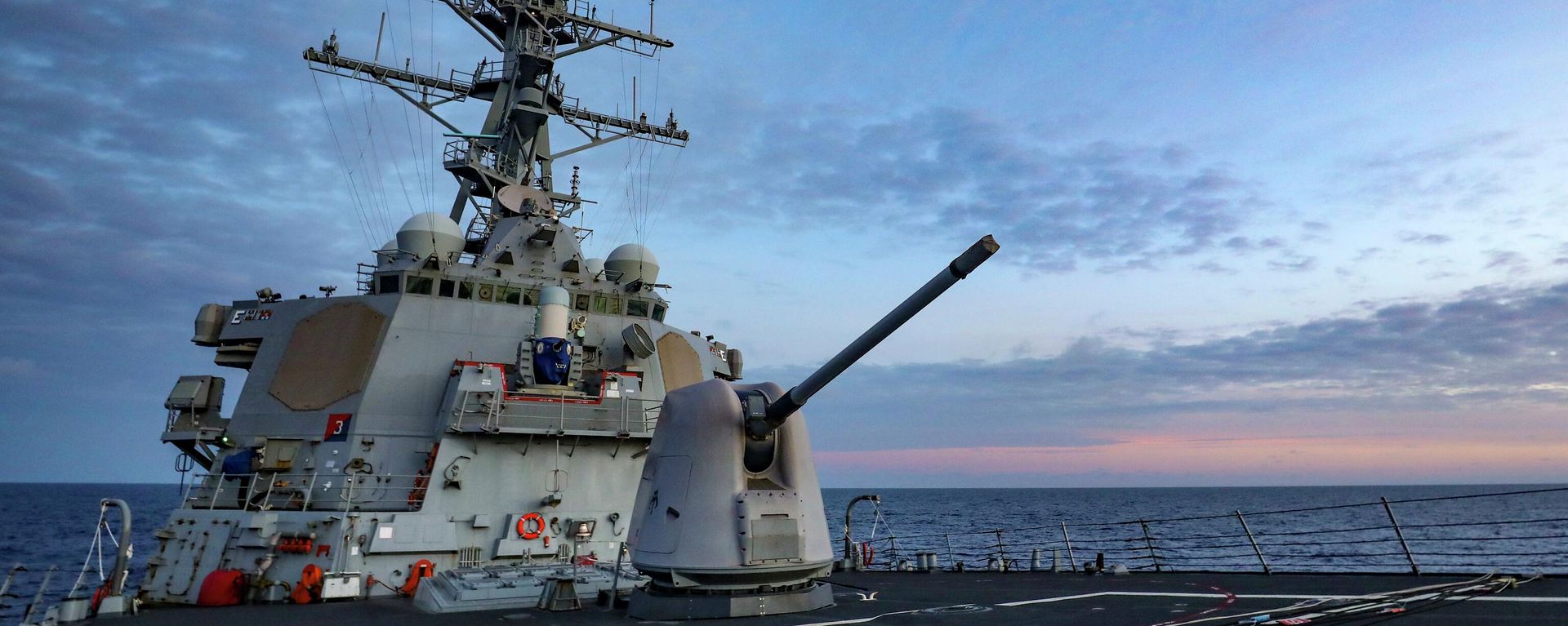 Arleigh Burke-class guided-missile destroyer USS Benfold (DDG 65) conducts routine underway operations. Benfold is forward-deployed to the U.S. 7th Fleet area of operations in support of a free and open Indo-Pacific. Arleigh Burke-class guided-missile destroyer USS Benfold (DDG 65) conducts routine underway operations. Benfold is forward-deployed to the U.S. 7th Fleet area of operations in support of a free and open Indo-Pacific. - Sputnik International, 1920, 15.08.2023