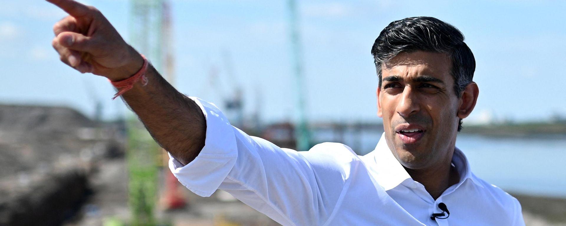 Conservative MP and Britain's former Chancellor of the Exchequer, Rishi Sunak gestures as he talks with Tees Valley Mayor Ben Houchen (unsen) during a visit to see the construction works at Teesside Freeport in Redcar, north East England on July 16, 2022, as part of his bid to become the next leader of the Conservative party. - Sputnik International, 1920, 17.07.2022