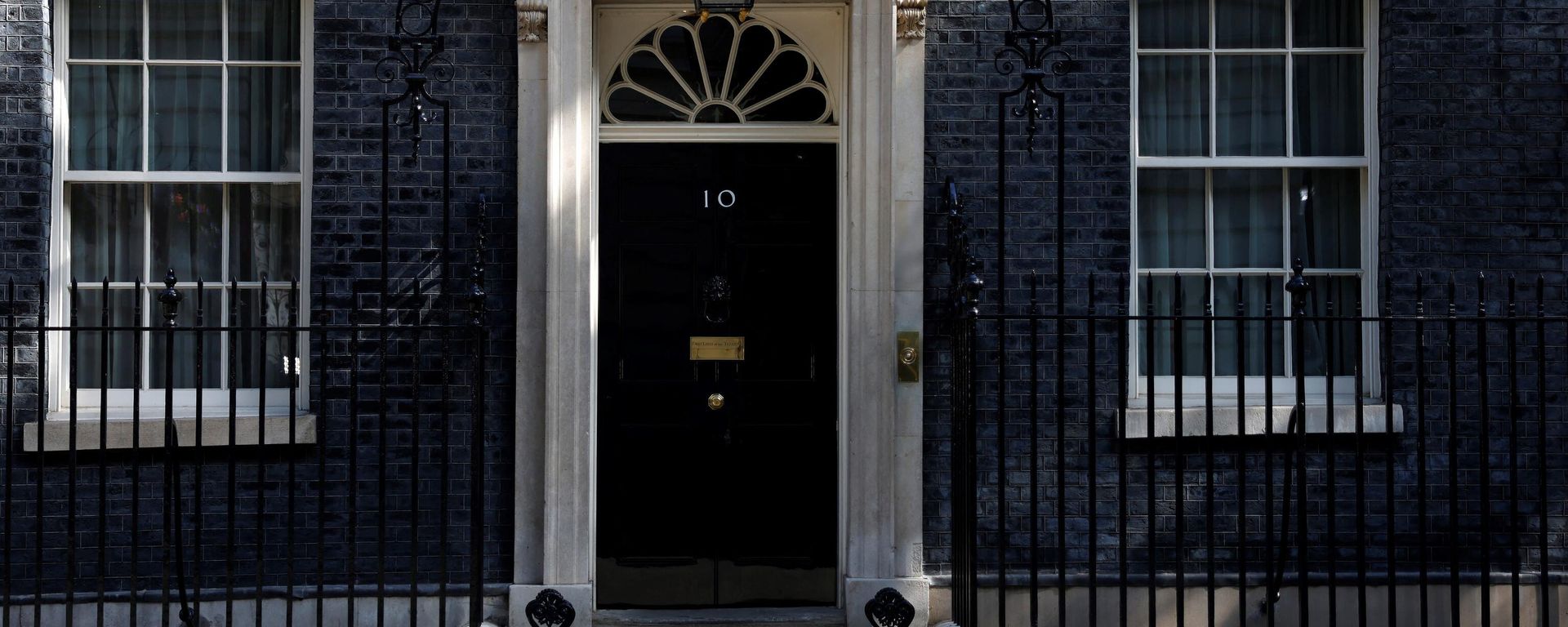 Larry the cat sits outside 10 Downing Street in London on June 24, 2022 - Sputnik International, 1920, 18.07.2022