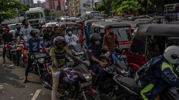 Sri Lankans wait in queue to buy petrol at a fuel station, in Colombo, Sri Lanka, Sunday, July 17, 2022. - Sputnik International