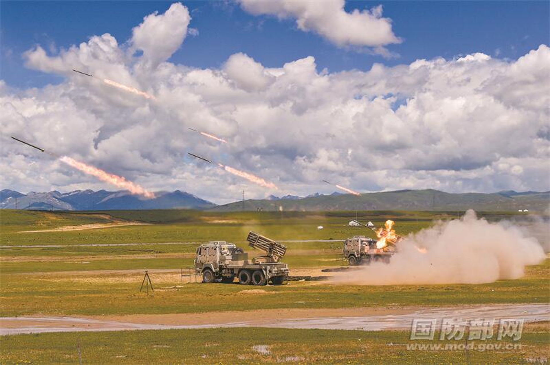 PLA's 77th Group Army brigade carrying out live-fire drills in this image, dated 3 July - Sputnik International, 1920, 18.07.2022
