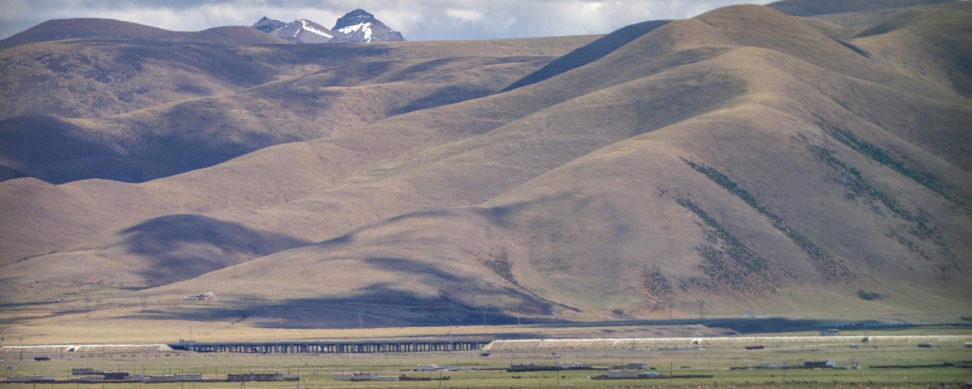 Yaks graze around tents set up for herders to live in the during the summer grazing season on grasslands near Lhasa in western China's Tibet Autonomous Region, as seen during a rare government-led tour of the region for foreign journalists, Wednesday, June 2, 2021. - Sputnik International, 1920, 18.07.2022