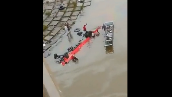 A bus plunged into river Narmada after breaking the railing of the bridge in Madhya Pradesh. - Sputnik International