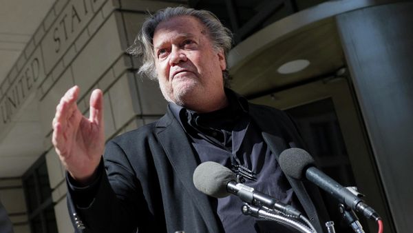 Steve Bannon, advisor to former President Donald Trump, speaks to the media outside of the E. Barrett Prettyman U.S. Courthouse on June 15, 2022 in Washington, DC. - Sputnik International