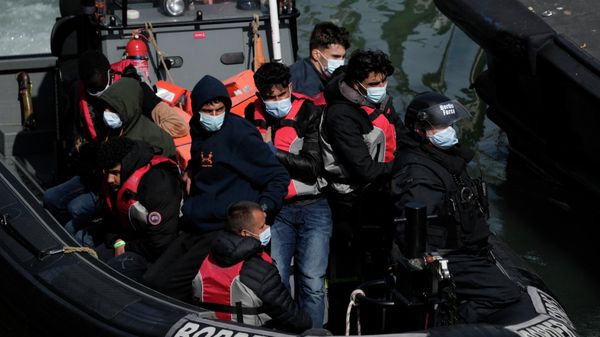 People trafficked from France in small boats and were picked up in the English Channel are brought to the port of Dover - Sputnik International