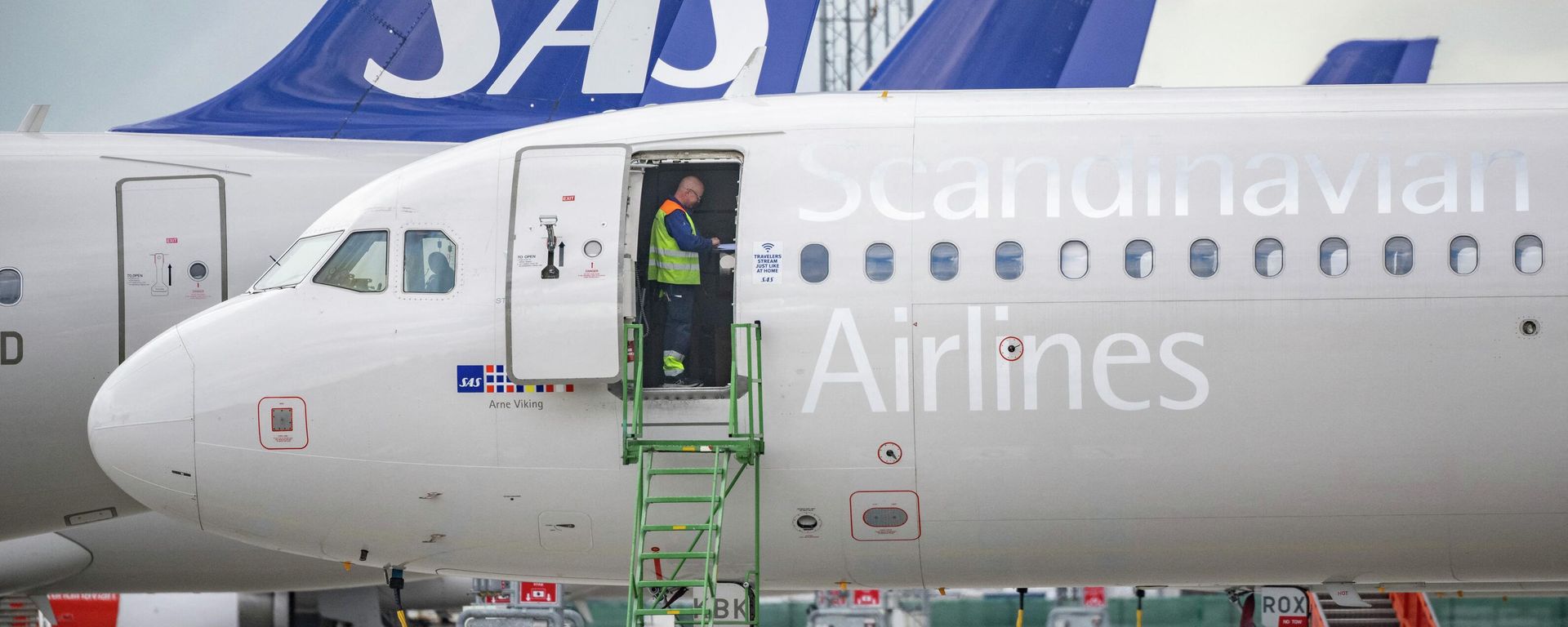 Technicians are seen on board Scandinavian airline SAS aircraft parked at Kastrup airport on July 4, 202 after the 900 pilots at SAS went on strike. - Sputnik International, 1920, 20.07.2022