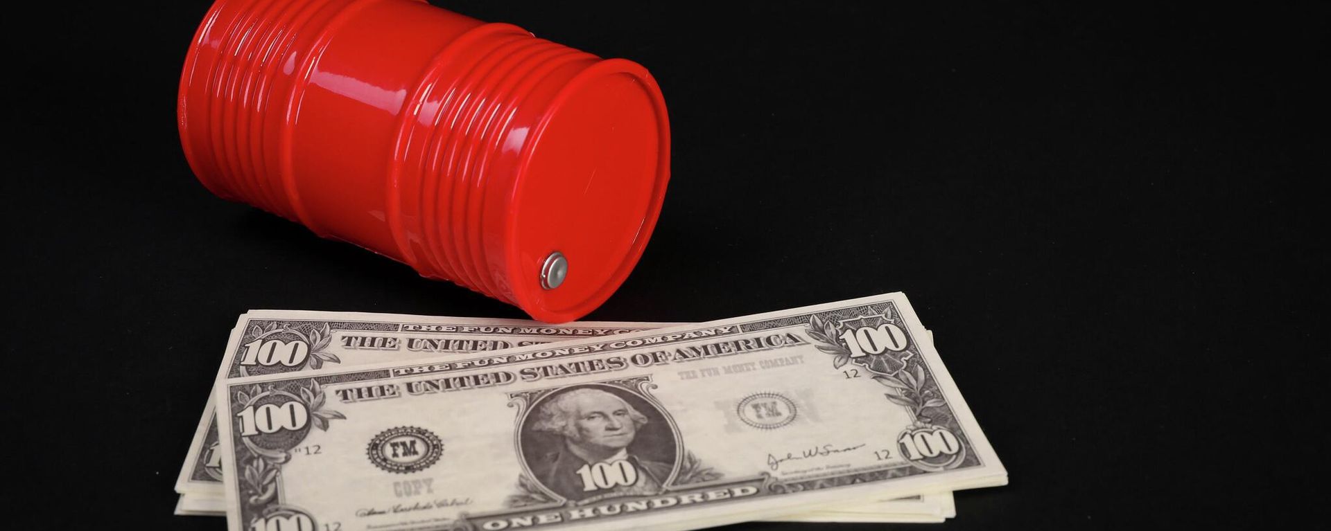 Barrel of oil on dollar bills - Sputnik International, 1920, 19.07.2022
