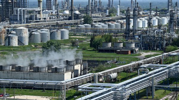 A photo taken on May 5, 2022 shows steam rising at the Duna (Danube) Refinery of Hungarian MOL Company near the town of Szazhalombatta, about 30 km south of Budapest. - Europe faces the prospect of a diesel supply shortage following sanctions on Russia.  - Sputnik International