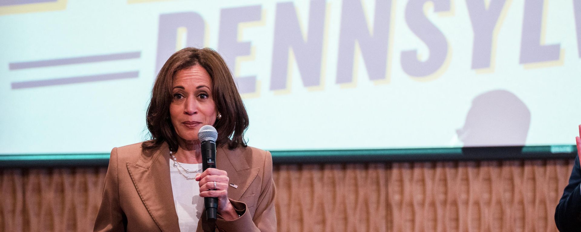 US Vice President Kamala Harris speaks during a campaign stop for Pennsylvania Attorney General Josh Shapiro, the Democratic nominee for the Pennslyvania Governor, at Samuel Staten Jr. Building of the Laborer's District Council on July 16, 2022, in Philadelphia. - Sputnik International, 1920, 19.07.2022