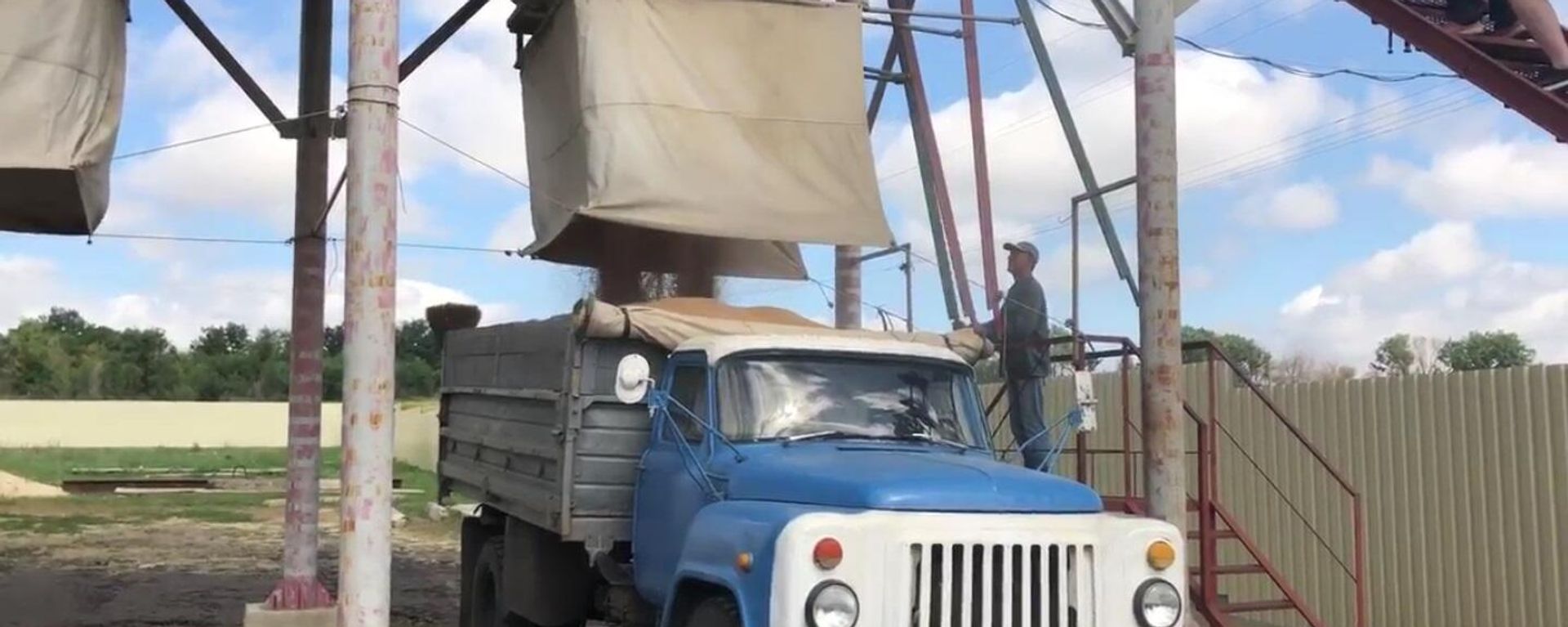 Grain loading at the Kalmychanka farm, Lugansk People's Republic. - Sputnik International, 1920, 20.07.2022