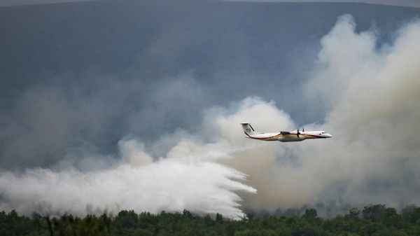 A De Havilland Canada Dash 8-400 MR aircraft drops water over a wildfire raging in the Monts d'Arree, near Brennilis, Brittany, on July 20, 2022. - Sputnik International