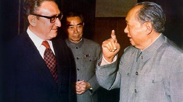 Secretary of State Henry Kissinger meeting with Mao Zedong and Zhou Enlai during US-China rapprochement talks. - Sputnik International