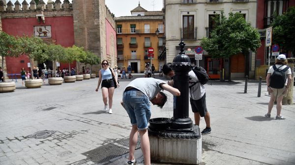 People cool off to fight the scorching heat during a heatwave in Seville on June 13, 2022. - Sputnik International