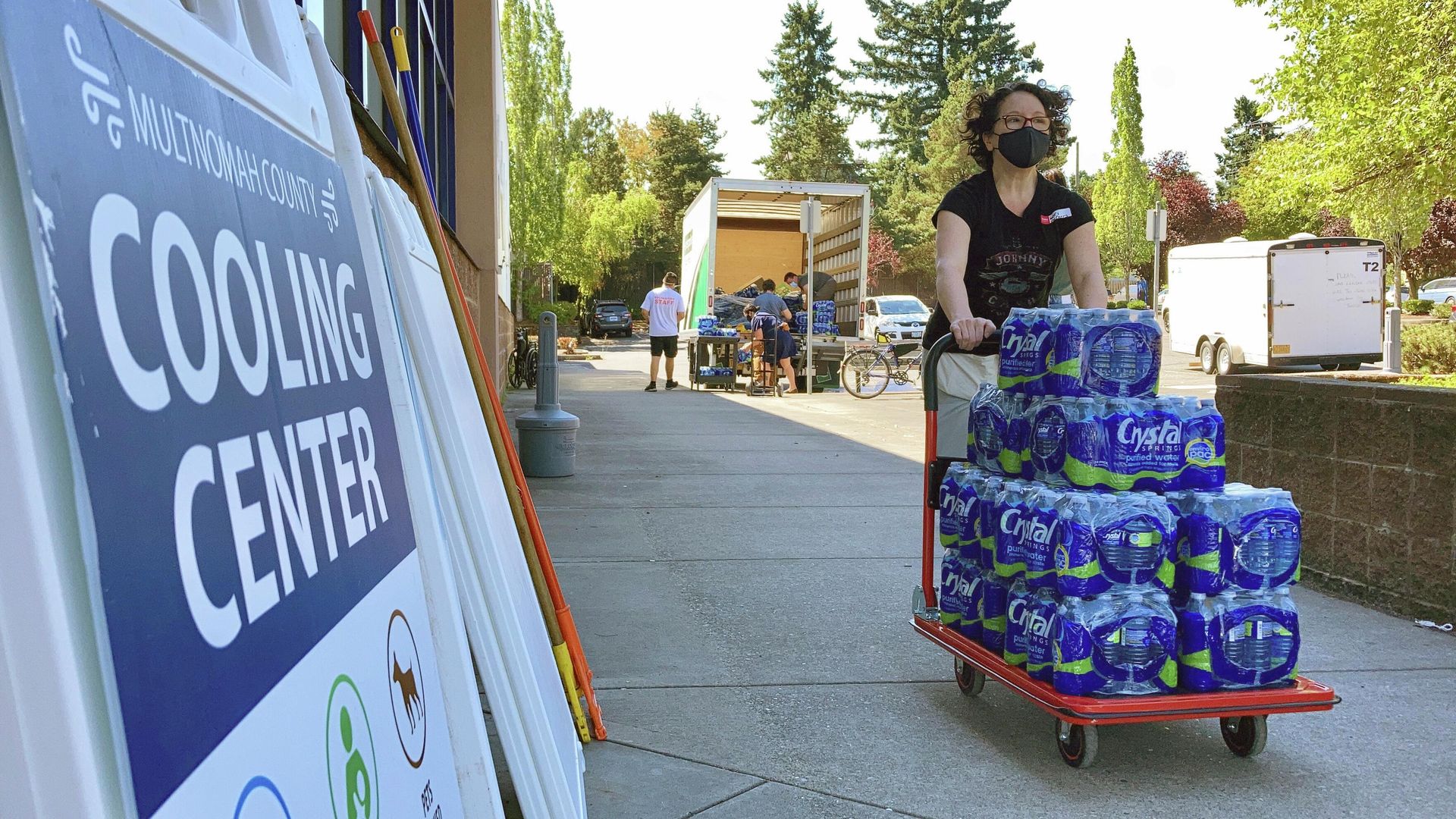A volunteer unloads bottled water at a cooling center established to help vulnerable residents ride out a dangerous heat wave on Aug. 11, 2021. A volunteer unloads bottled water at a cooling center established to help vulnerable residents ride out a dangerous heat wave on Aug. 11, 2021. - Sputnik International, 1920, 20.07.2022