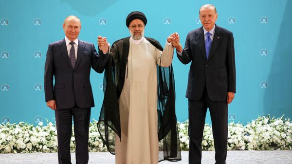 Russian President Vladimir Putin, left, Iranian President Ebrahim Raisi, center, and Turkish President Recep Tayyip Erdogan pose for a photo prior to their talks at the Saadabad palace, in Tehran, Iran, Iran, Tuesday, July 19, 2022 - Sputnik International