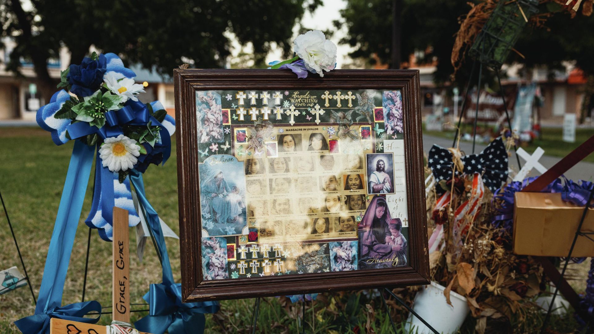 A framed picture is adorned with flowers and crosses at a memorial for the victims of the mass shooting at Robb Elementary School on June 25, 2022 in Uvalde, Texas. The Uvalde community is marking one month since the deadly shooting where 19 students and 2 teachers were killed. A framed picture is adorned with flowers and crosses at a memorial for the victims of the mass shooting at Robb Elementary School on June 25, 2022 in Uvalde, Texas. The Uvalde community is marking one month since the deadly shooting where 19 students and 2 teachers were killed. - Sputnik International, 1920, 21.07.2022