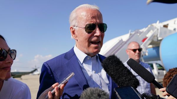 President Joe Biden speaks to members of the media after exiting Air Force One - Sputnik International