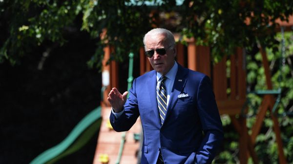 (FILES) In this file photo taken on July 20, 2022 US President Joe Biden waves while walking to Marine One on the South Lawn of the White House in Washington, DC. - Sputnik International