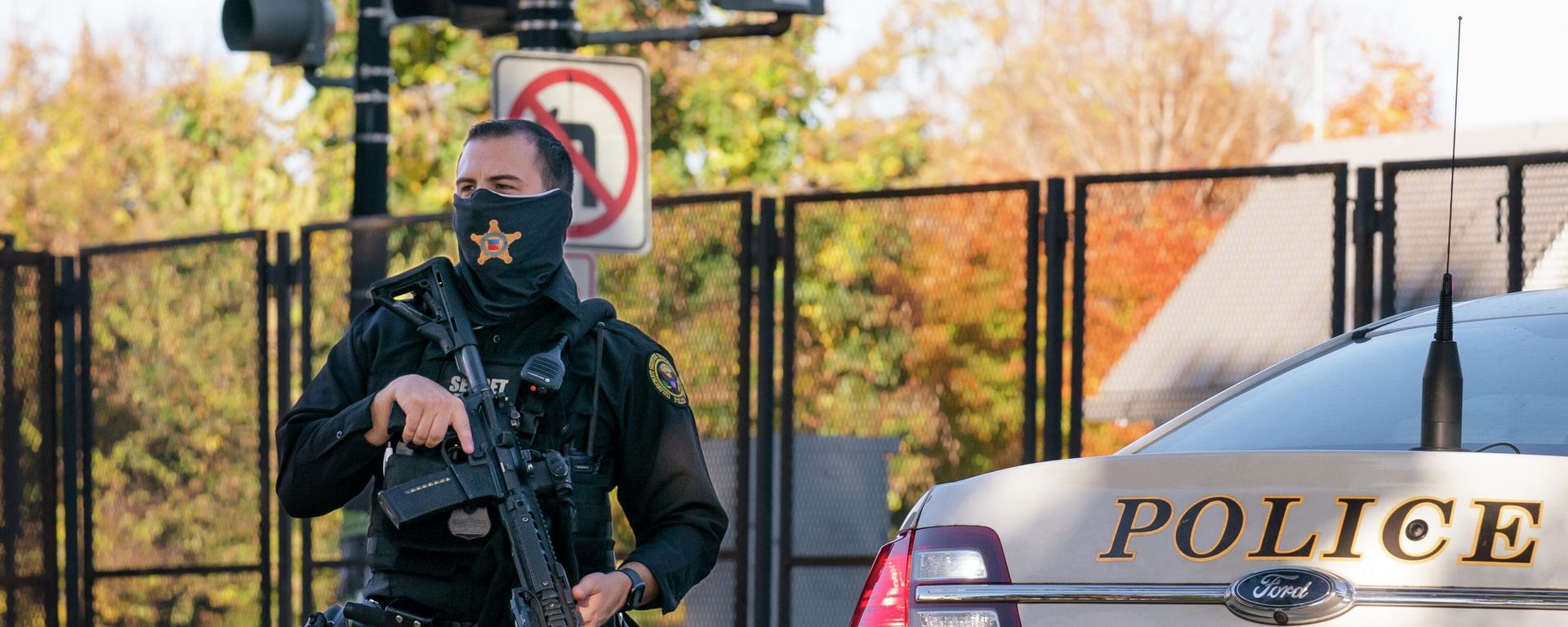  A U.S. Secret Service officer takes a position in the street as President Donald Trump's motorcade arrives at the White House after golfing at his Trump National Golf Club in Sterling, Va., in Washington, Nov. 8, 2020, a day after was defeated by President-elect Joe Biden.  The National Archives has requested a probe of “the potential unauthorized deletion” of text messages the Secret Service sent and received around the attack on the U.S. Capitol on Jan. 6, 2021. - Sputnik International, 1920, 21.07.2022