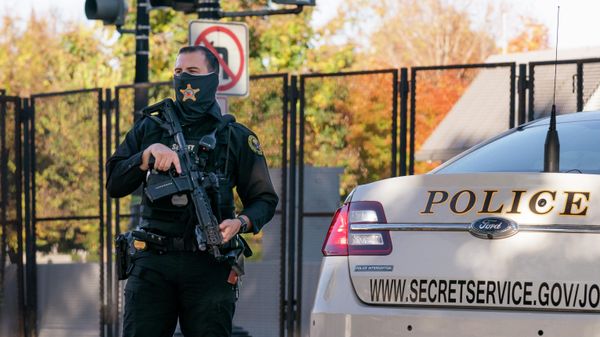  A U.S. Secret Service officer takes a position in the street as President Donald Trump's motorcade arrives at the White House after golfing at his Trump National Golf Club in Sterling, Va., in Washington, Nov. 8, 2020, a day after was defeated by President-elect Joe Biden.  The National Archives has requested a probe of “the potential unauthorized deletion” of text messages the Secret Service sent and received around the attack on the U.S. Capitol on Jan. 6, 2021. - Sputnik International
