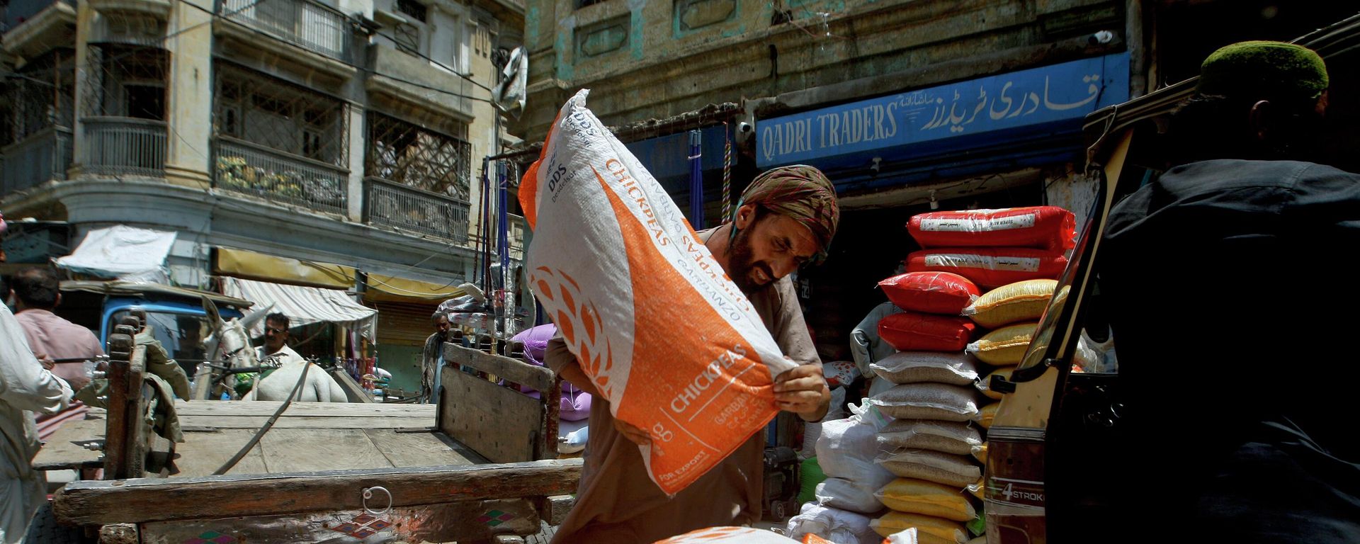 A laborer unload sacks of chickpeas at a market in Karachi, Pakistan, Thursday, July 14, 2022. A laborer unload sacks of chickpeas at a market in Karachi, Pakistan, Thursday, July 14, 2022. - Sputnik International, 1920, 20.09.2022