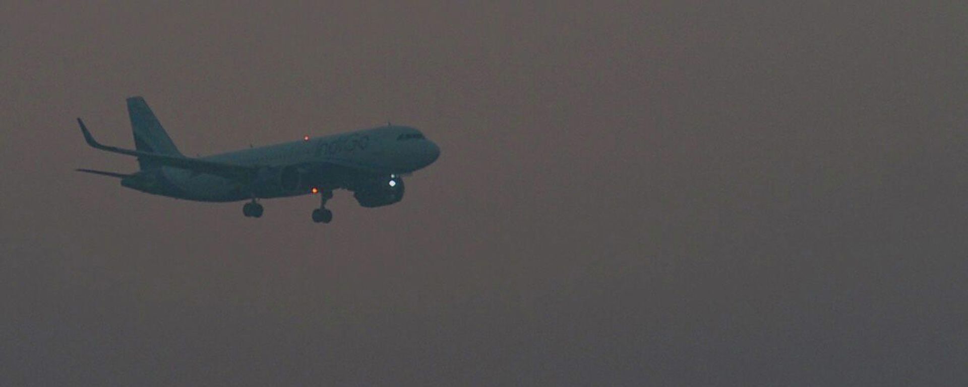 An aircraft approaches to land at the Chennai international airport amid smoggy conditions in Chennai on December 23, 2021. - Sputnik International, 1920, 22.07.2022
