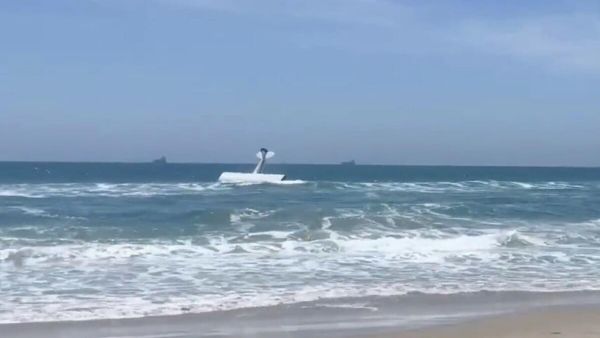 A small plane towing a banner over the beaches of California’s Huntington Beach was recorded tumbling into the water Friday, July 22, 2022. - Sputnik International