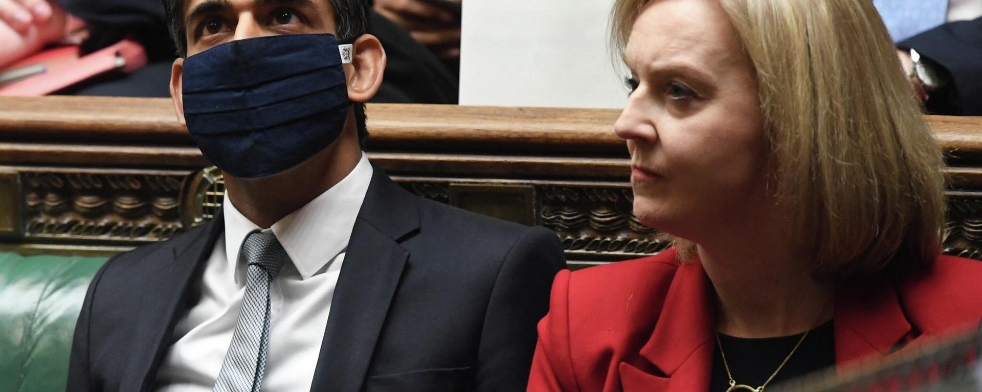 A handout photograph released by the UK Parliament shows Britain's Chancellor of the Exchequer Rishi Sunak (L) and Britain's Foreign Secretary Liz Truss attending Prime Minister's Questions (PMQs) at the House of Commons, in central London on October 27, 2021 - Sputnik International, 1920, 24.07.2022