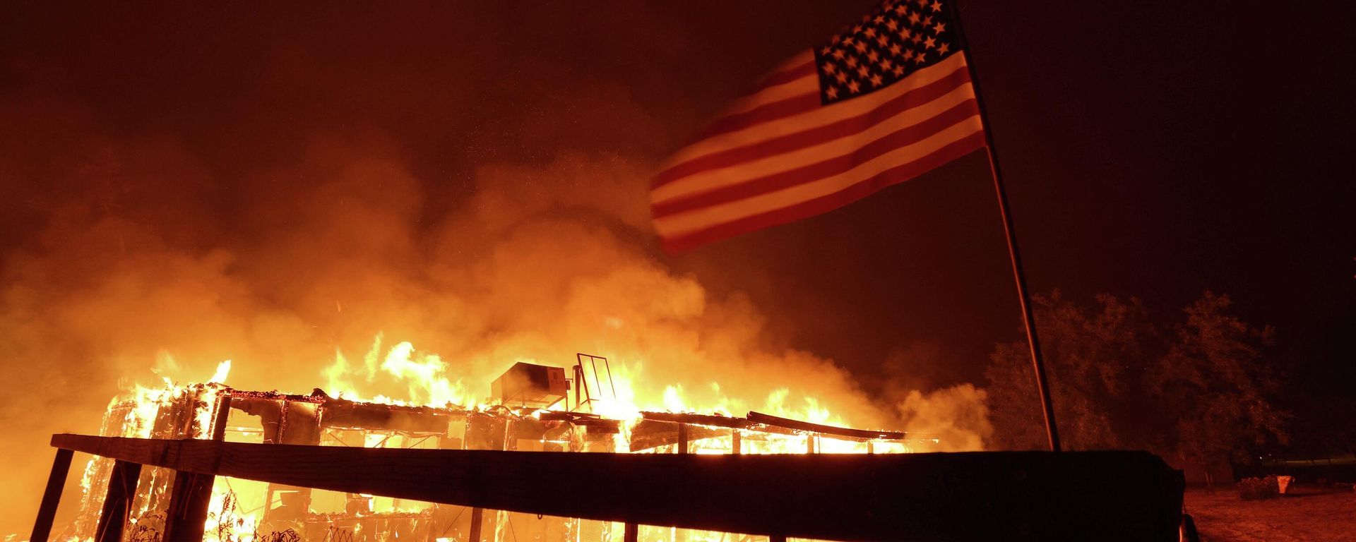 A home burns as the Oak Fire moves through the area on July 23, 2022 near Mariposa, California. The fast moving Oak Fire burning outside of Yosemite National Park has forced evacuations, charred over 4500 acres and has destroyed several homes since starting on Friday afternoon. - Sputnik International, 1920, 24.07.2022